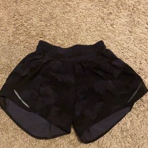 lululemon camo hotty hot shorts 4” (size 0)
